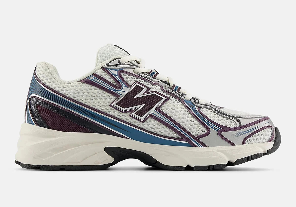  chaussure de sport new balance 740 blanche et bleu , semelle légère , vu de profil