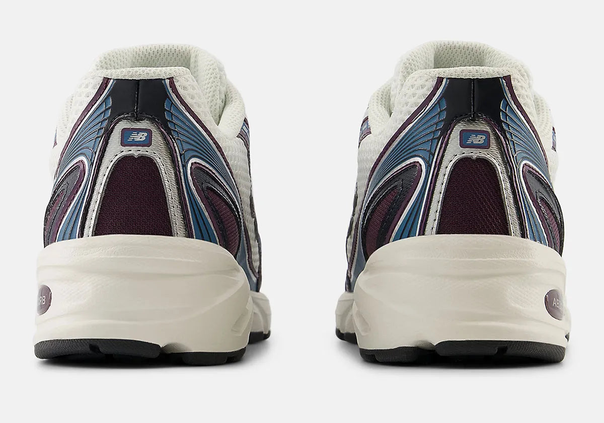  chaussure de sport new balance 740 blanche et bleu , semelle légère , vu de l'arrière