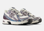  chaussure de sport new balance 740 blanche et bleu , semelle légère , vu de 3/4