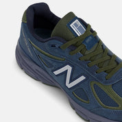 Vue zoomée sur les détails latéraux de la New Balance 990v4 MiUSA Navy Meteorite Kombu U990BG4 en mesh et suède bleu marine, gris Meteorite et vert Kombu avec semelle ENCAP.