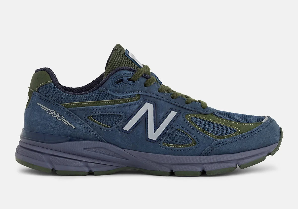 New Balance 990v4 MiUSA Navy Meteorite Kombu U990BG4 en mesh et suède bleu marine, gris Meteorite et vert Kombu avec semelle ENCAP vue de profil. 