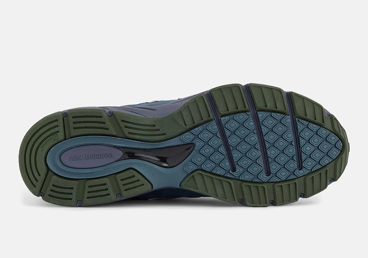 New Balance 990v4 MiUSA Navy Meteorite Kombu U990BG4 en mesh et suède bleu marine, gris Meteorite et vert Kombu avec semelle ENCAP vue de dessous. 