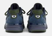 New Balance 990v4 MiUSA Navy Meteorite Kombu U990BG4 en mesh et suède bleu marine, gris Meteorite et vert Kombu avec semelle ENCAP vue de derrière. 