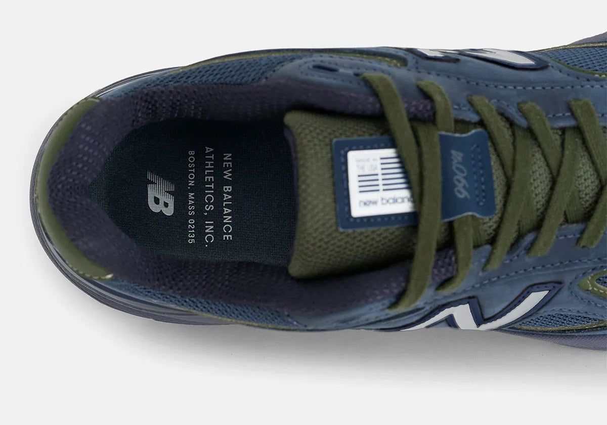 Vue zoomée sur l'arrière de la New Balance 990v4 MiUSA Navy Meteorite Kombu U990BG4 en mesh et suède bleu marine, gris Meteorite et vert Kombu avec semelle ENCAP.