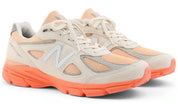 New Balance 990v4 MiUSA crème Moonbeam et orange Tangerine Heat en suède premium avec semelle ENCAP et mesh respirant. vue de 3/4