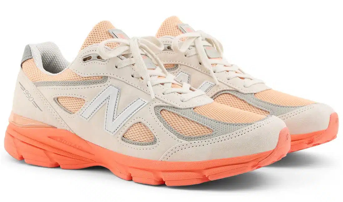 New Balance 990v4 MiUSA crème Moonbeam et orange Tangerine Heat en suède premium avec semelle ENCAP et mesh respirant. vue de 3/4
