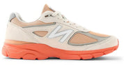New Balance 990v4 MiUSA crème Moonbeam et orange Tangerine Heat en suède premium avec semelle ENCAP et mesh respirant. vue de profil intérieur