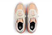 New Balance 990v4 MiUSA crème Moonbeam et orange Tangerine Heat en suède premium avec semelle ENCAP et mesh respirant. vue de dessus