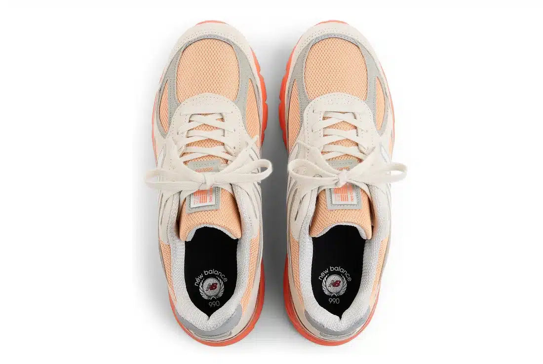 New Balance 990v4 MiUSA crème Moonbeam et orange Tangerine Heat en suède premium avec semelle ENCAP et mesh respirant. vue de dessus