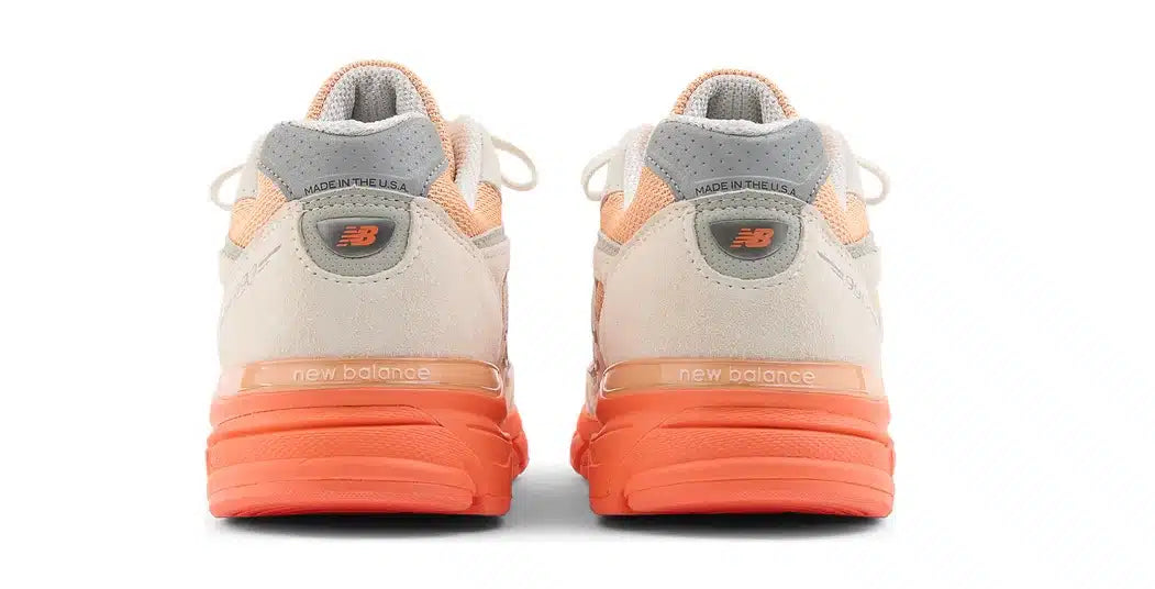 New Balance 990v4 MiUSA crème Moonbeam et orange Tangerine Heat en suède premium avec semelle ENCAP et mesh respirant. vue de derrière