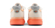 New Balance 990v4 MiUSA crème Moonbeam et orange Tangerine Heat en suède premium avec semelle ENCAP et mesh respirant. vue de derrière