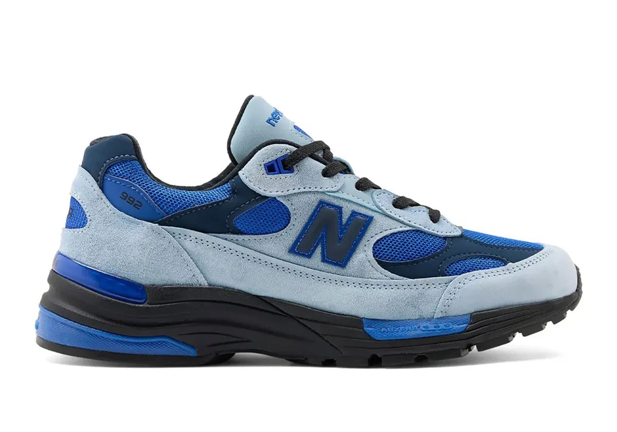 New Balance 992 MiUSA Arctic Grey Blue Gemstone U992AR en mesh gris Arctic Grey et daim noir avec accents Blue Gemstone et semelle technique.
