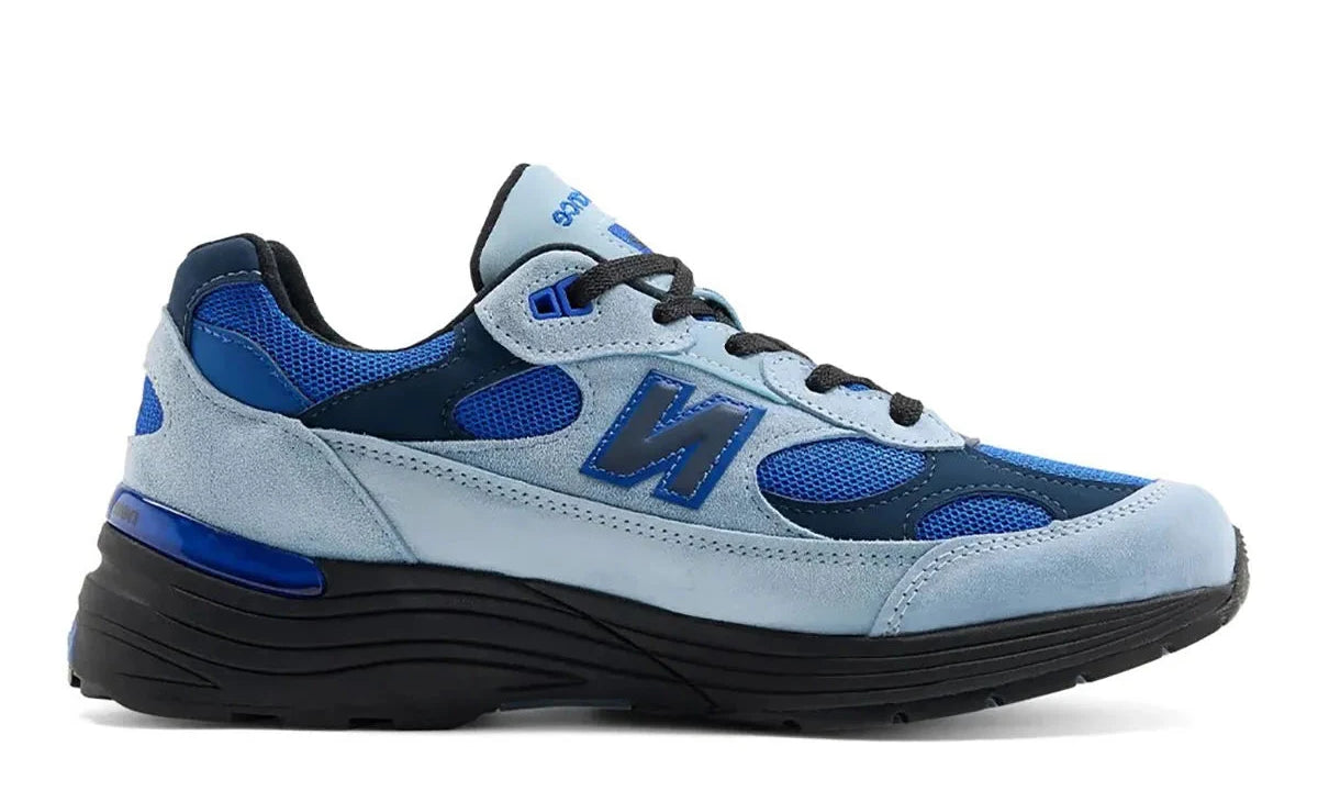 New Balance 992 MiUSA Arctic Grey Blue Gemstone U992AR en mesh gris Arctic Grey et daim noir avec accents Blue Gemstone et semelle technique.