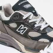 Sneaker New Balance 992 Made in USA Shadow Grey en suède gris premium et mesh respirant avec amorti ABZORB et SBS.