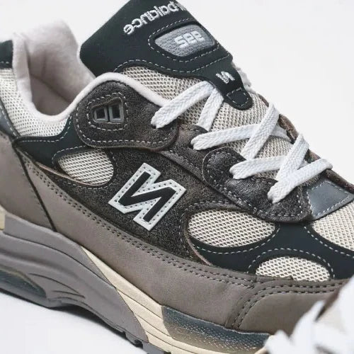 Sneaker New Balance 992 Made in USA Shadow Grey en suède gris premium et mesh respirant avec amorti ABZORB et SBS.