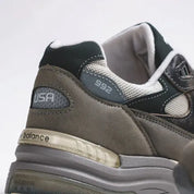 Sneaker New Balance 992 Made in USA Shadow Grey en suède gris premium et mesh respirant avec amorti ABZORB et SBS.