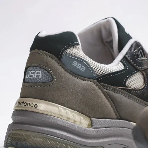 Sneaker New Balance 992 Made in USA Shadow Grey en suède gris premium et mesh respirant avec amorti ABZORB et SBS.