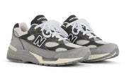 Sneaker New Balance 992 Made in USA Shadow Grey en suède gris premium et mesh respirant avec amorti ABZORB et SBS.