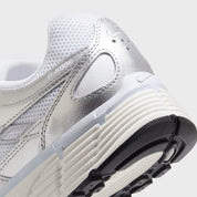 Vue latérale zoomée de la Nike P-6000 White Blue Tint Sail Metallic Silver blanche et Sail avec mesh, renforts Blue Tint et détails Metallic Silver vue de dessous. 