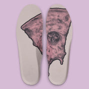 Nike Air Force 1 Low '01 MTA MetroCard en suède gris College Grey avec détails Pink Glaze, hangtag MetroCard et semelle rose translucide.
