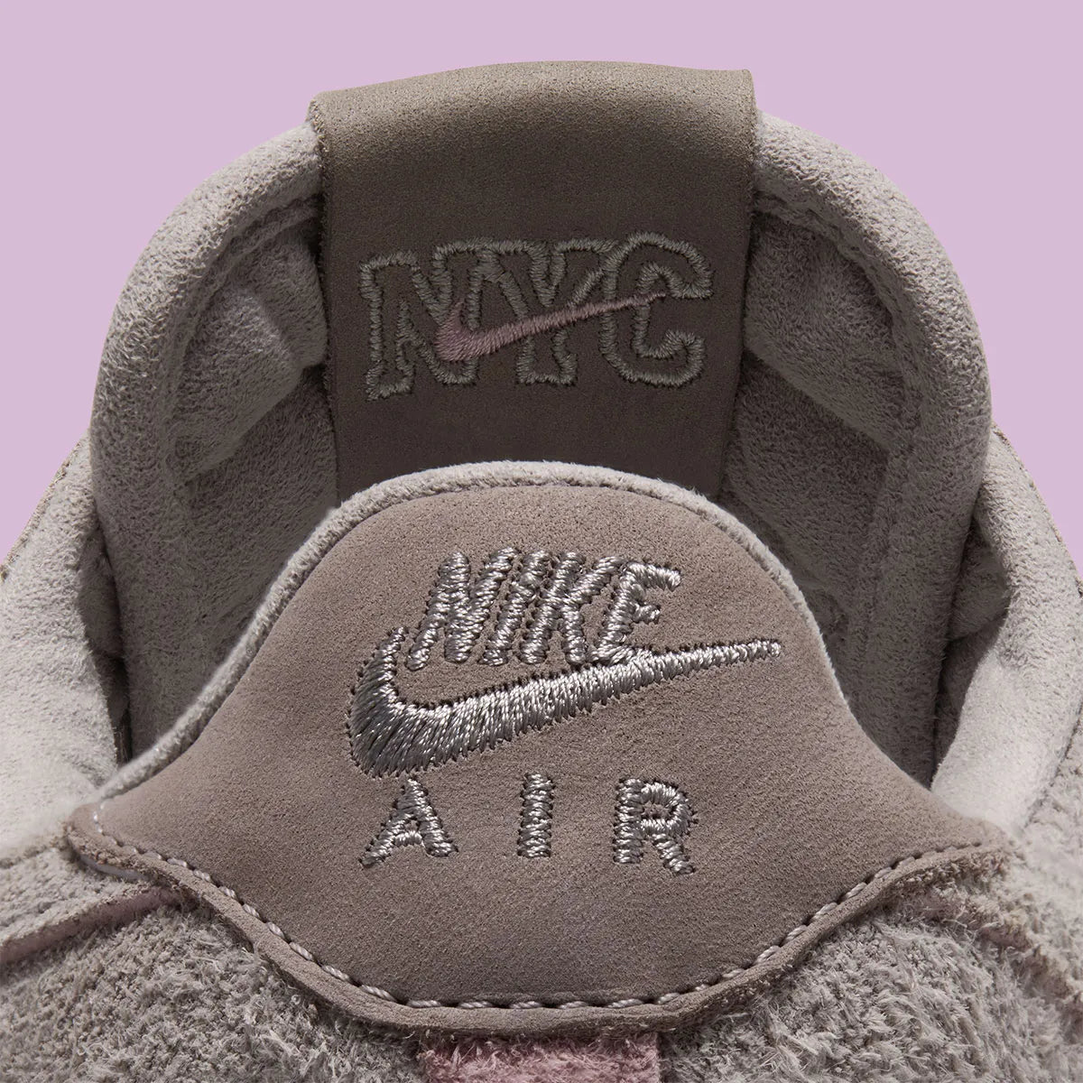 Nike Air Force 1 Low '01 MTA MetroCard en suède gris College Grey avec détails Pink Glaze, hangtag MetroCard et semelle rose translucide.