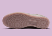 Nike Air Force 1 Low '01 MTA MetroCard en suède gris College Grey avec détails Pink Glaze, hangtag MetroCard et semelle rose translucide.