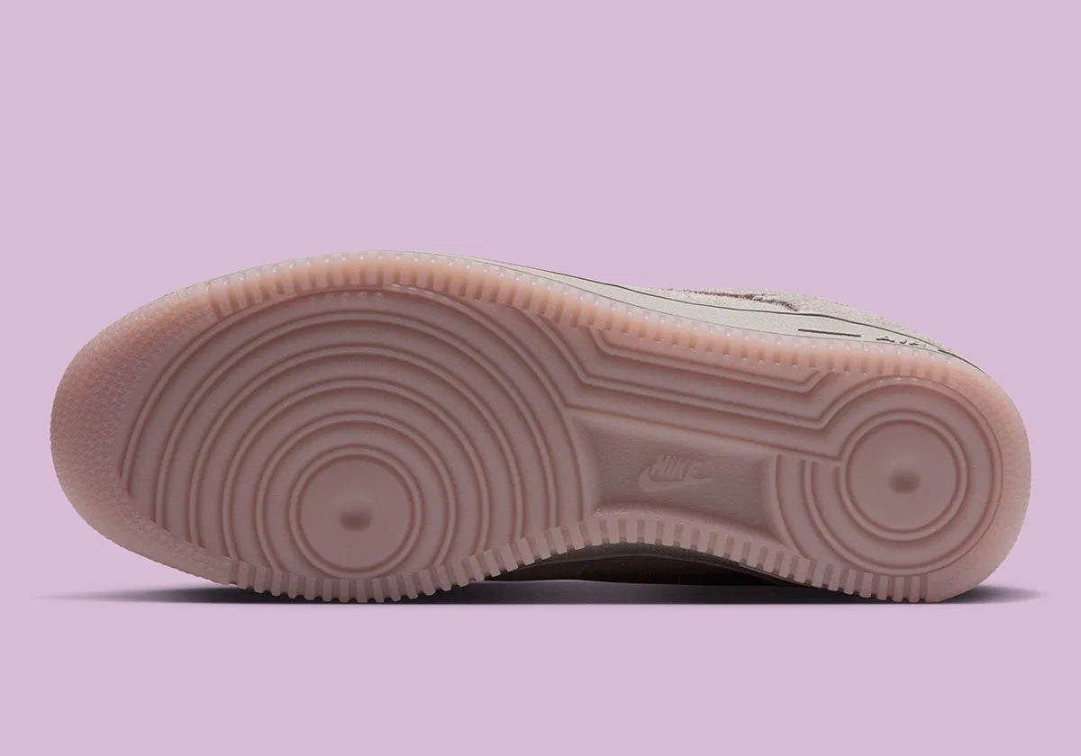 Nike Air Force 1 Low '01 MTA MetroCard en suède gris College Grey avec détails Pink Glaze, hangtag MetroCard et semelle rose translucide.