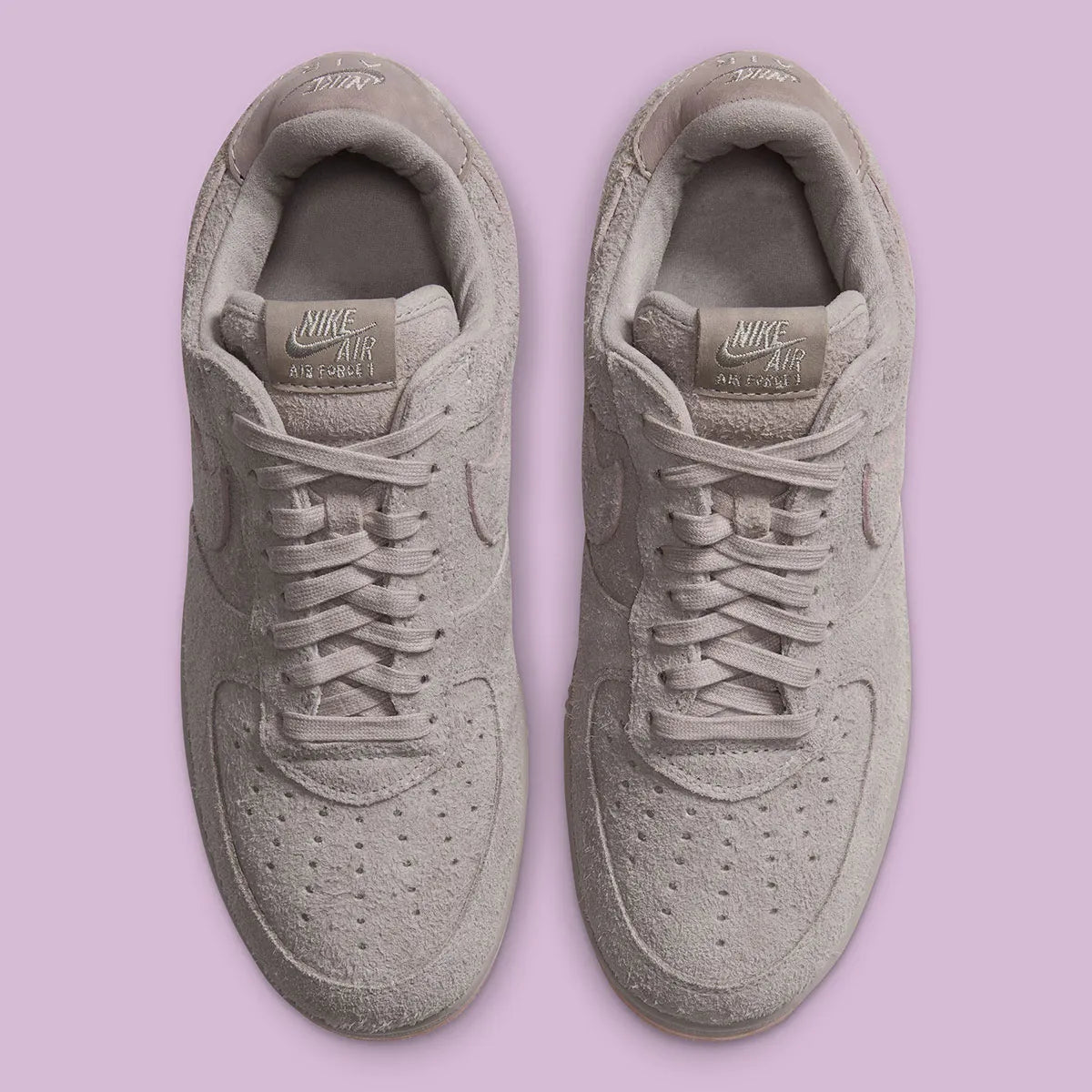 Nike Air Force 1 Low '01 MTA MetroCard en suède gris College Grey avec détails Pink Glaze, hangtag MetroCard et semelle rose translucide.