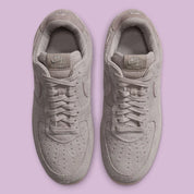 Nike Air Force 1 Low '01 MTA MetroCard en suède gris College Grey avec détails Pink Glaze, hangtag MetroCard et semelle rose translucide.