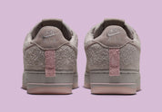Nike Air Force 1 Low '01 MTA MetroCard en suède gris College Grey avec détails Pink Glaze, hangtag MetroCard et semelle rose translucide.
