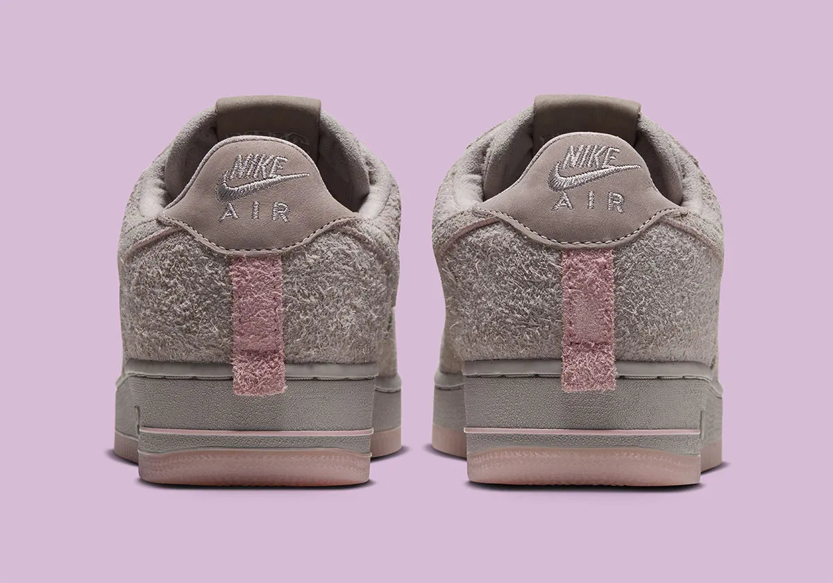 Nike Air Force 1 Low '01 MTA MetroCard en suède gris College Grey avec détails Pink Glaze, hangtag MetroCard et semelle rose translucide.