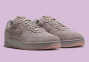 Nike Air Force 1 Low '01 MTA MetroCard en suède gris College Grey avec détails Pink Glaze, hangtag MetroCard et semelle rose translucide.