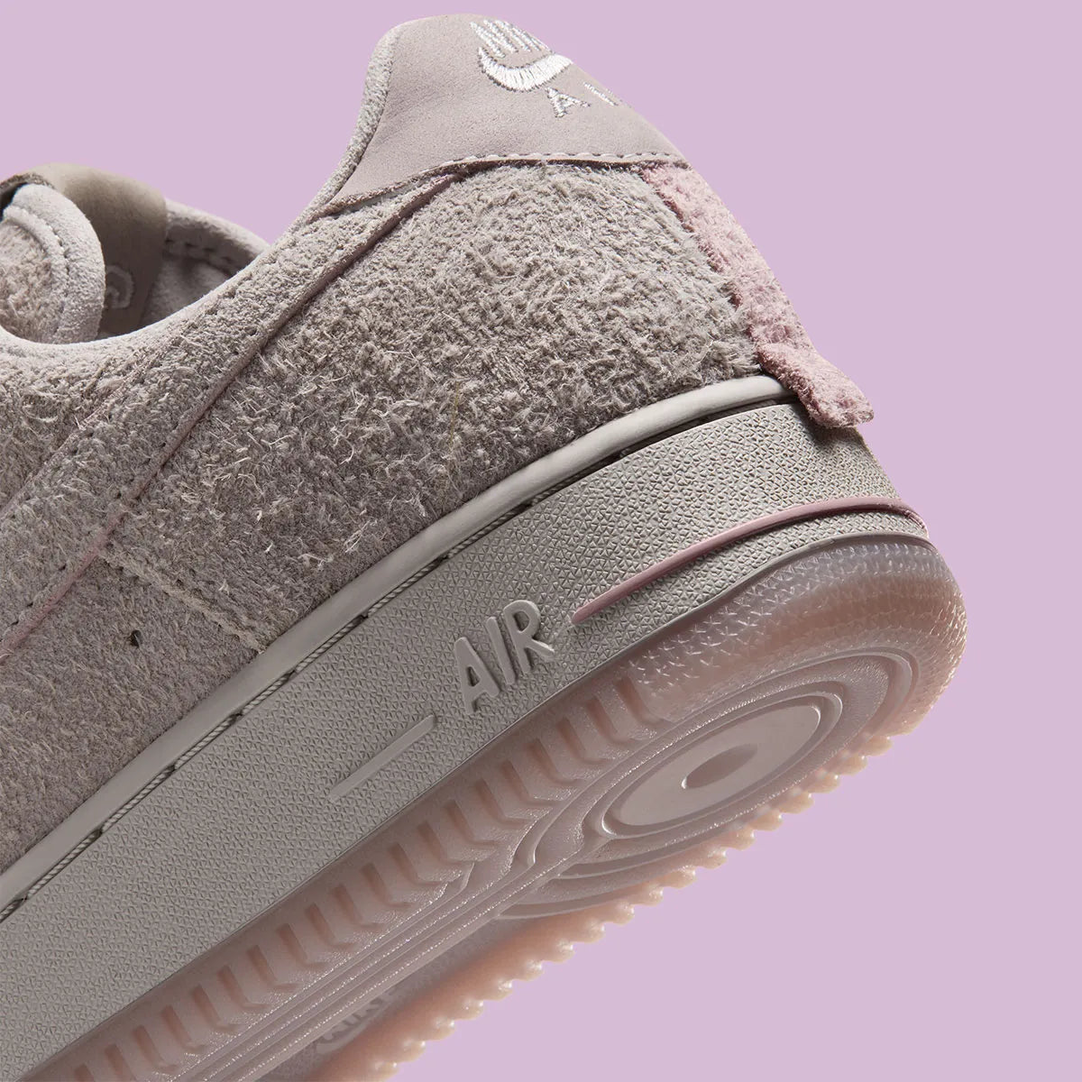 Nike Air Force 1 Low '01 MTA MetroCard en suède gris College Grey avec détails Pink Glaze, hangtag MetroCard et semelle rose translucide.