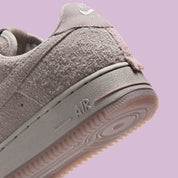 Nike Air Force 1 Low '01 MTA MetroCard en suède gris College Grey avec détails Pink Glaze, hangtag MetroCard et semelle rose translucide.