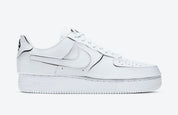 Nike Air Force 1/1 Cosmic Clay, sneaker blanche en cuir avec panneaux amovibles noirs et rouges Cosmic Clay et semelle Nike Air.