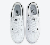 Nike Air Force 1/1 Cosmic Clay, sneaker blanche en cuir avec panneaux amovibles noirs et rouges Cosmic Clay et semelle Nike Air.