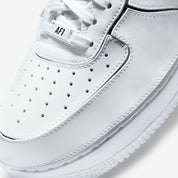 Nike Air Force 1/1 Cosmic Clay, sneaker blanche en cuir avec panneaux amovibles noirs et rouges Cosmic Clay et semelle Nike Air.