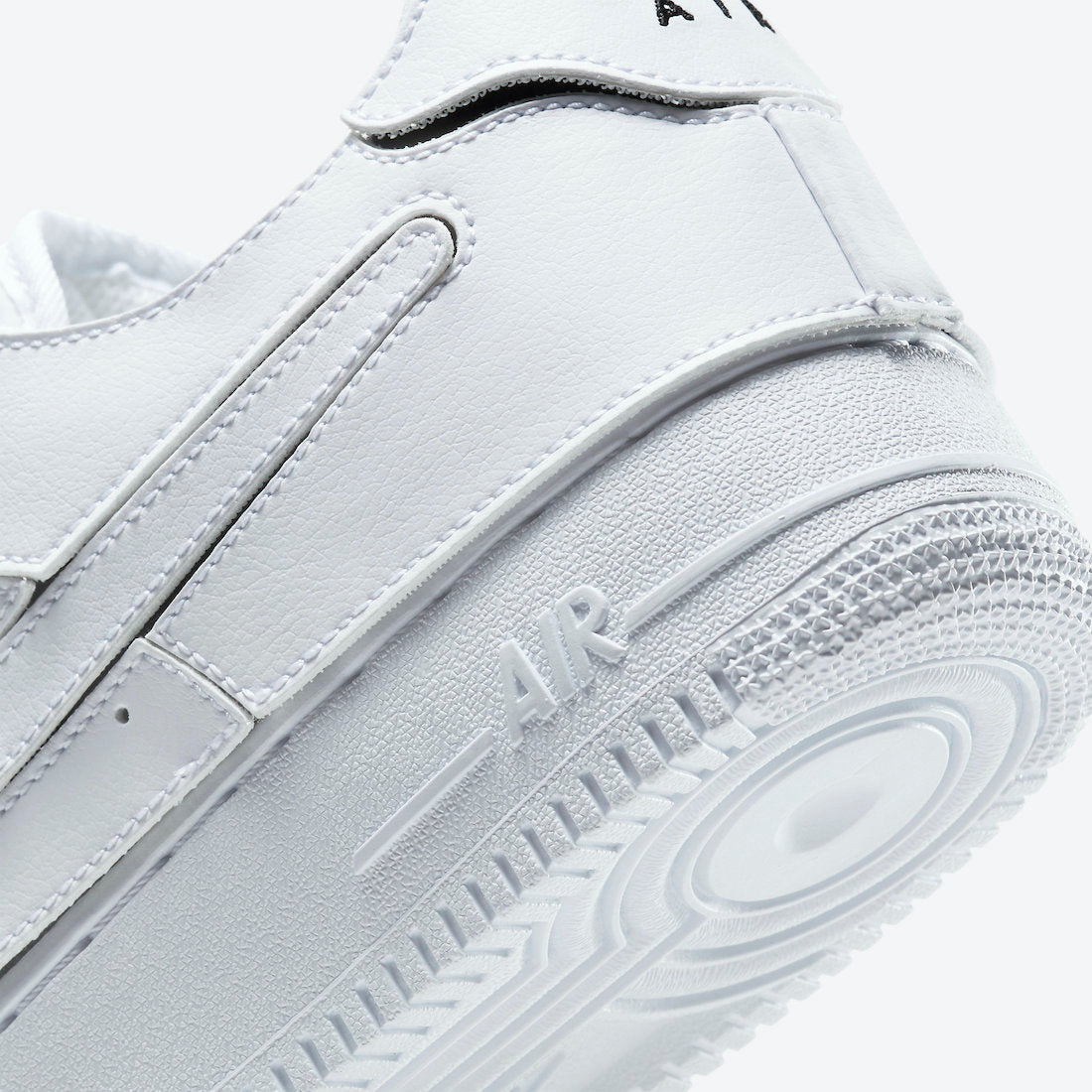 Nike Air Force 1/1 Cosmic Clay, sneaker blanche en cuir avec panneaux amovibles noirs et rouges Cosmic Clay et semelle Nike Air.