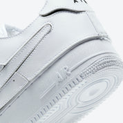 Nike Air Force 1/1 Cosmic Clay, sneaker blanche en cuir avec panneaux amovibles noirs et rouges Cosmic Clay et semelle Nike Air.
