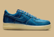 Nike Air Force 1 Low Patent Denim à silhouette basse, avec tige en denim, empiècements vernis contrastés, amorti Nike Air et semelle extérieure en caoutchouc.