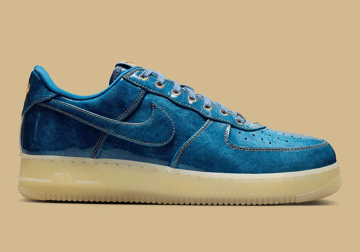 Nike Air Force 1 Low Patent Denim à silhouette basse, avec tige en denim, empiècements vernis contrastés, amorti Nike Air et semelle extérieure en caoutchouc.