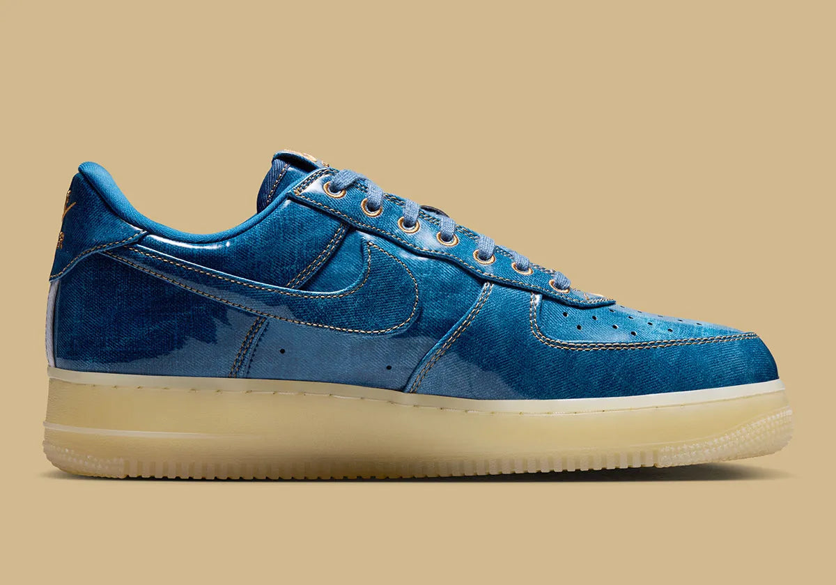 Nike Air Force 1 Low Patent Denim à silhouette basse, avec tige en denim, empiècements vernis contrastés, amorti Nike Air et semelle extérieure en caoutchouc.