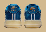Nike Air Force 1 Low Patent Denim à silhouette basse, avec tige en denim, empiècements vernis contrastés, amorti Nike Air et semelle extérieure en caoutchouc.
