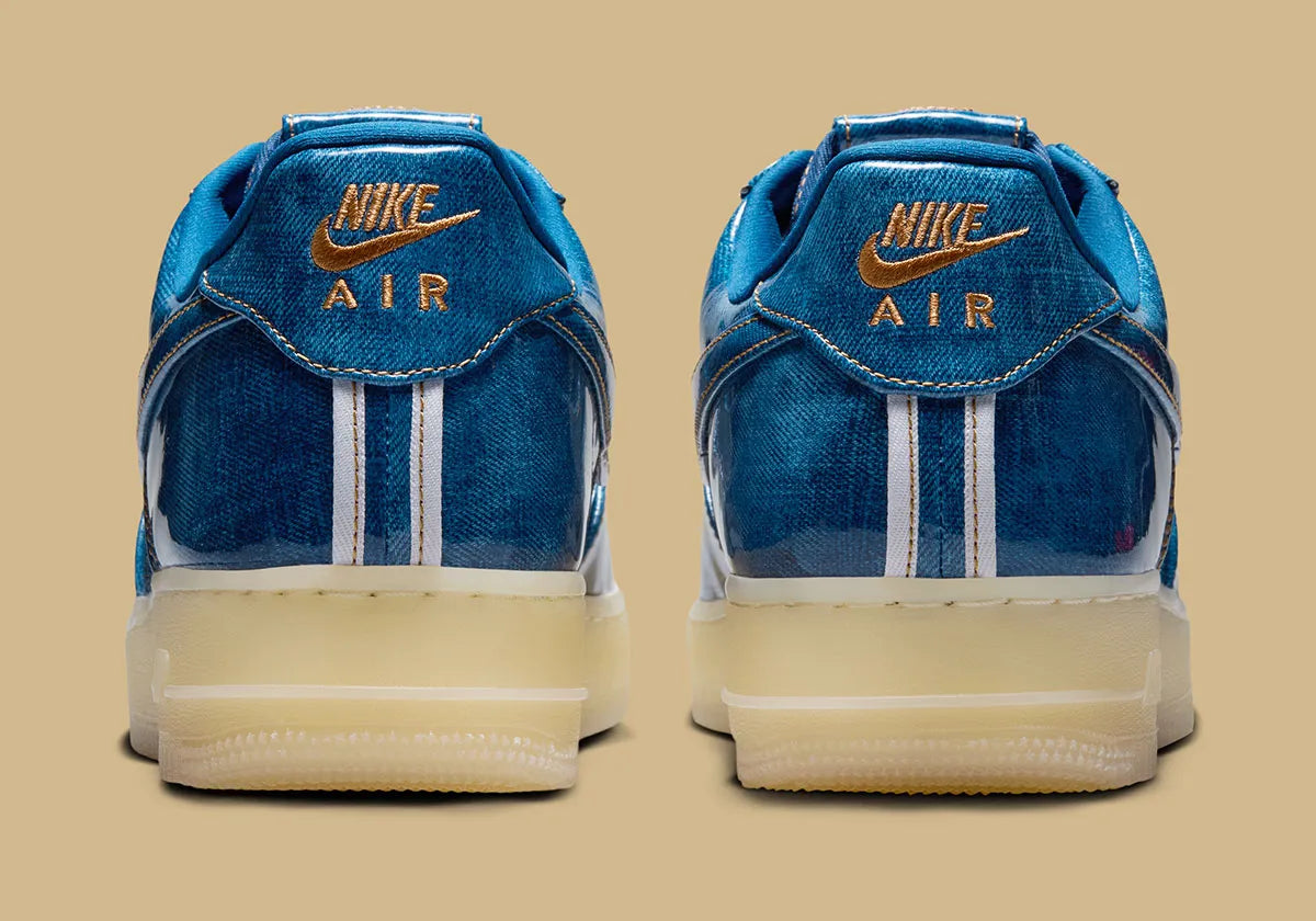 Nike Air Force 1 Low Patent Denim à silhouette basse, avec tige en denim, empiècements vernis contrastés, amorti Nike Air et semelle extérieure en caoutchouc.