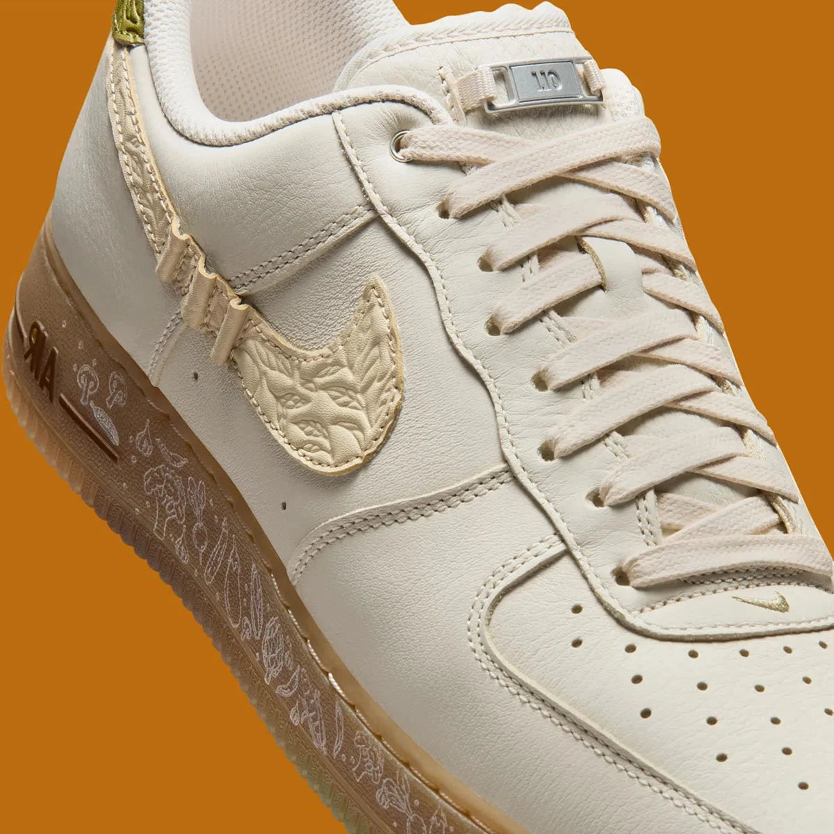 Vue zoomée sur les détails latéraux de la sneakers Nike Air Force 1 Low Doernbecher Oli Fasone-Lancaster en matériaux premium avec design expressif et semelle Nike Air iconique
