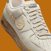 Vue zoomée sur les détails latéraux de la sneakers Nike Air Force 1 Low Doernbecher Oli Fasone-Lancaster en matériaux premium avec design expressif et semelle Nike Air iconique