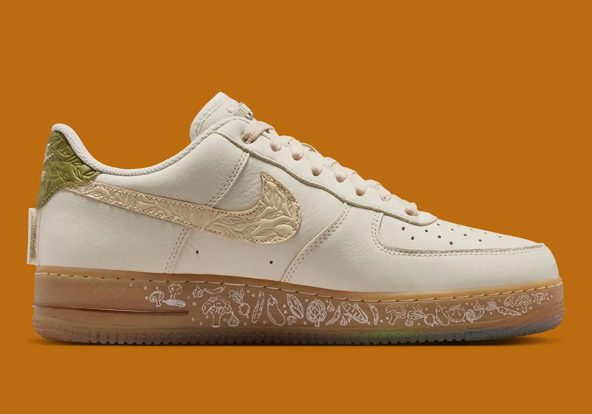 Sneakers Nike Air Force 1 Low Doernbecher Oli Fasone-Lancaster en matériaux premium avec design expressif et semelle Nike Air iconique vue de profil intérieur. 