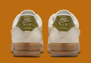 Sneakers Nike Air Force 1 Low Doernbecher Oli Fasone-Lancaster en matériaux premium avec design expressif et semelle Nike Air iconique vue de derrière. 