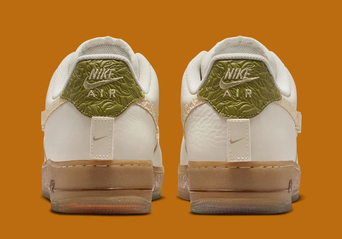 Sneakers Nike Air Force 1 Low Doernbecher Oli Fasone-Lancaster en matériaux premium avec design expressif et semelle Nike Air iconique vue de derrière. 