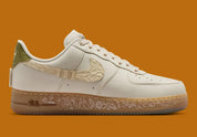Sneakers Nike Air Force 1 Low Doernbecher Oli Fasone-Lancaster en matériaux premium avec design expressif et semelle Nike Air iconique vue de profil. 